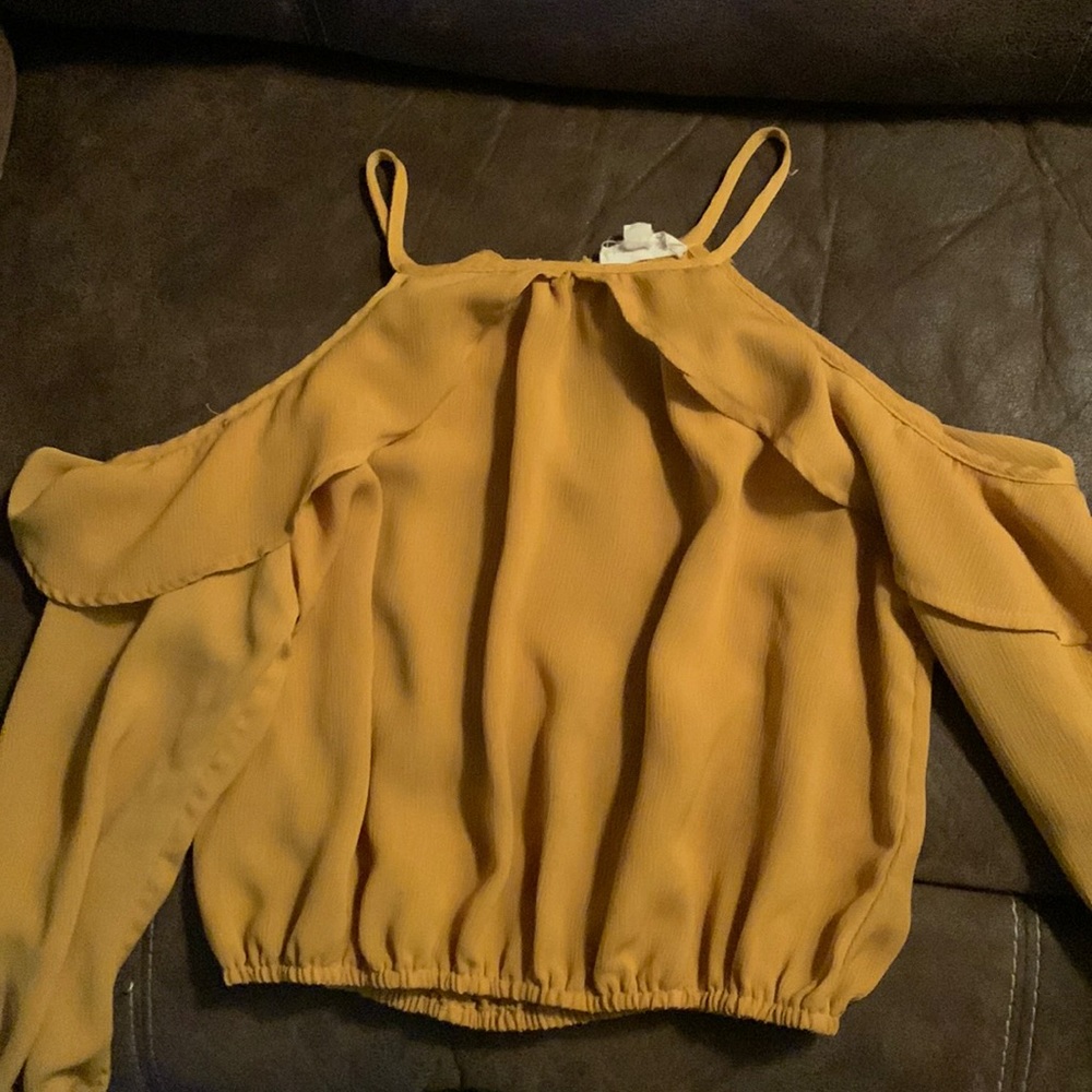 Yellow blouse off the shoulders back has a gold button